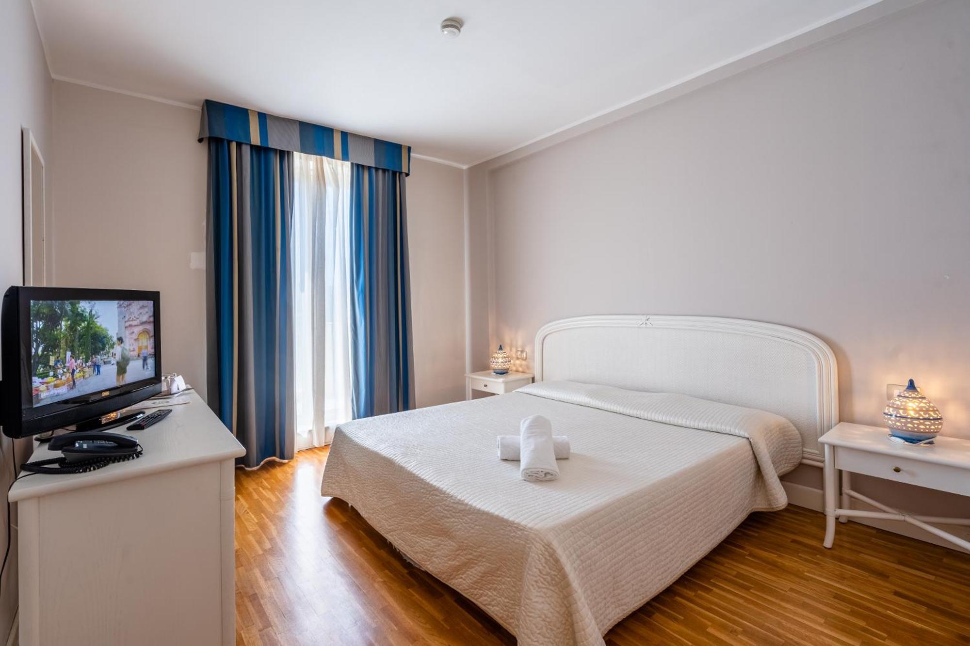 Capo Peloro Hotel (Adults Only) Torre Faro Bagian luar foto